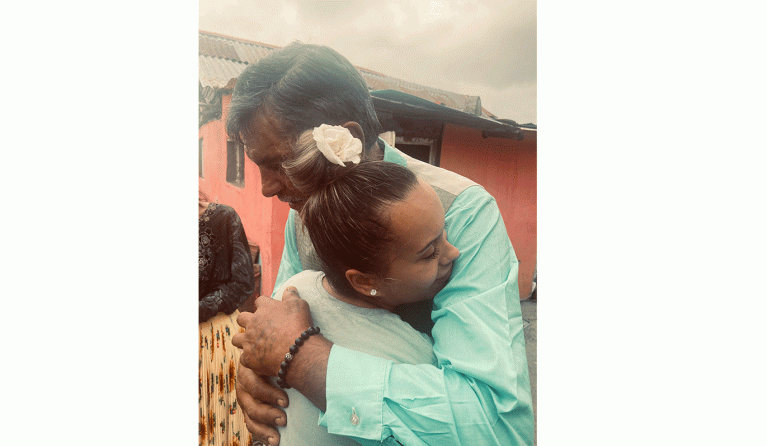 Daniela en haar biologische vader in Spoorloos