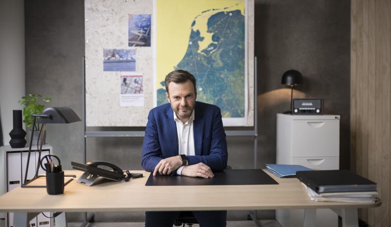 Teun van de Keuken zittend aan tafel