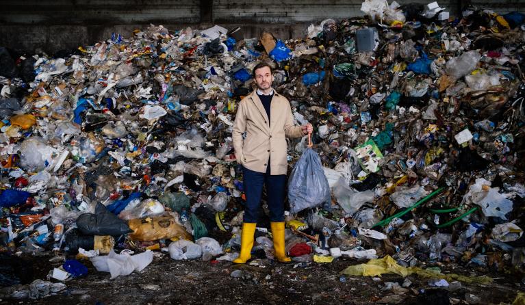 Teun van de Keuken voor berg afval