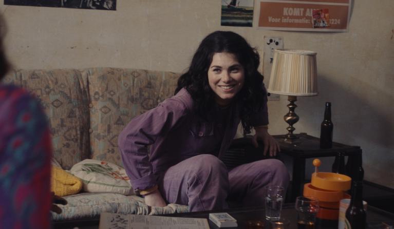 Hanna van Vliet op een bank in De droom van de jeugd