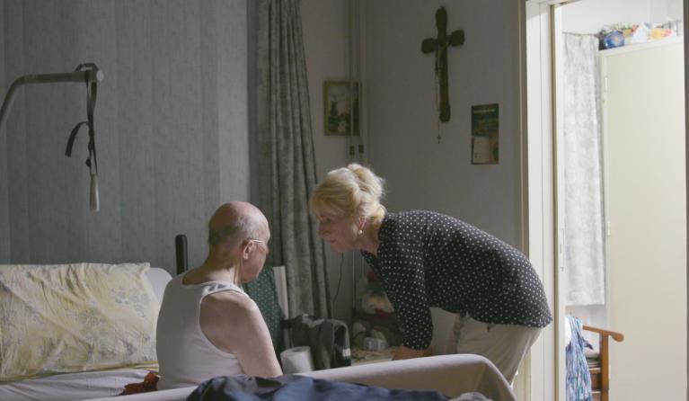 Janneke met een patiënt in De nachtwaker 