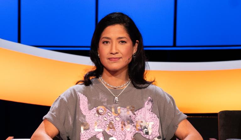 Mevrouw met zwart haar in de studio