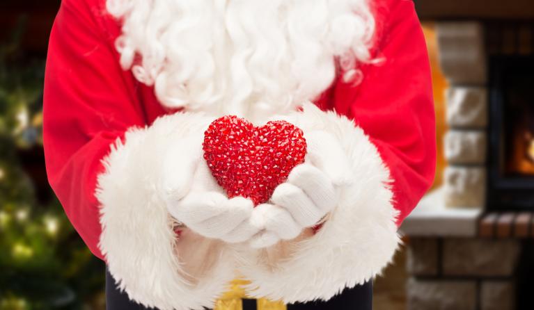 kerstman met hartje in handen