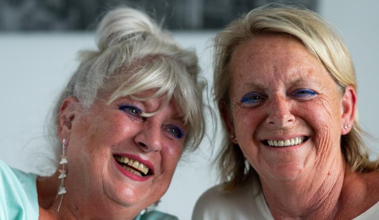 Twee lachende vrouwen