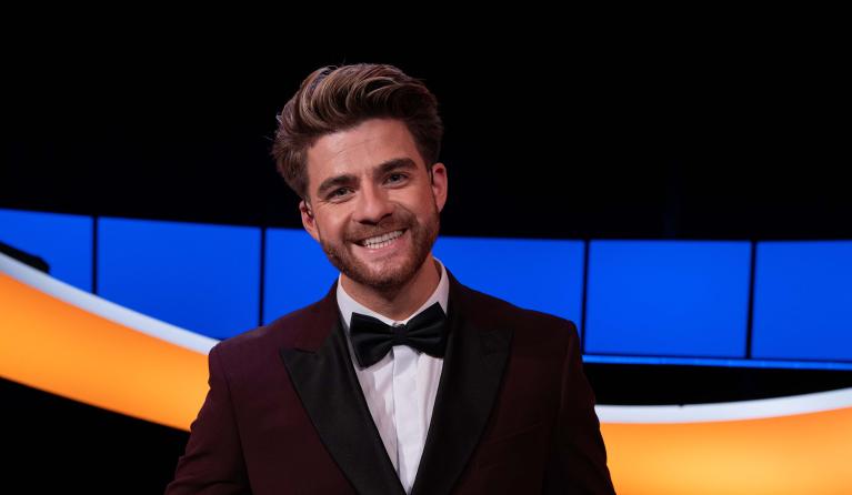 Lachende man met schaal
