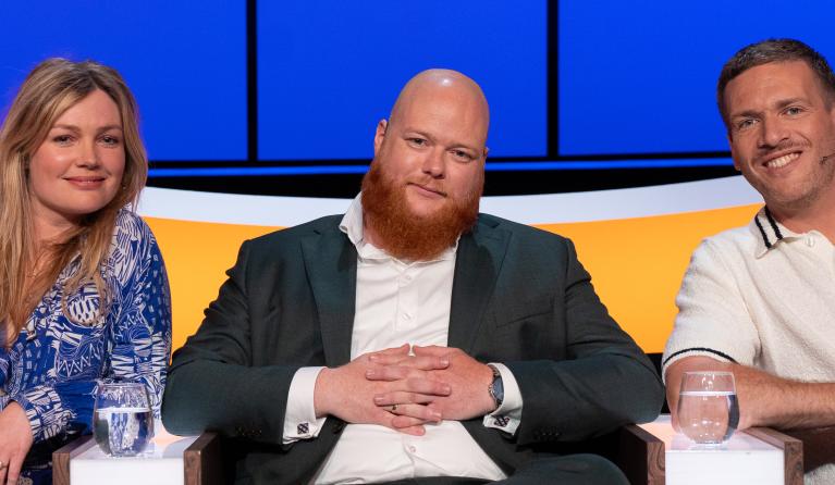 Groepsfoto aflevering 1 de slimste mens 2025 Twee mannen en vrouw in studiostoelen