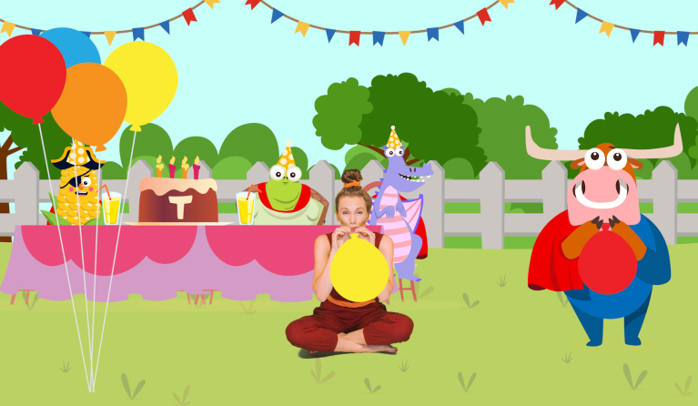 Animatie van Roos die een ballon opblaast en dieren aan tafel, er hangen slingers