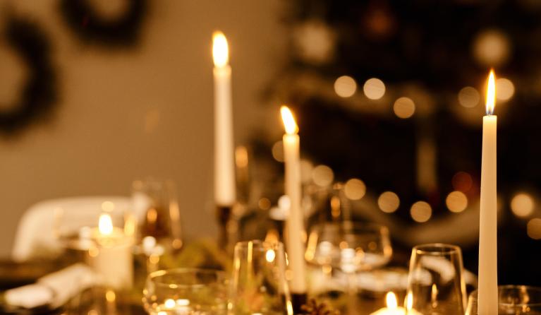 Gedekte kersttafel met kaarslicht