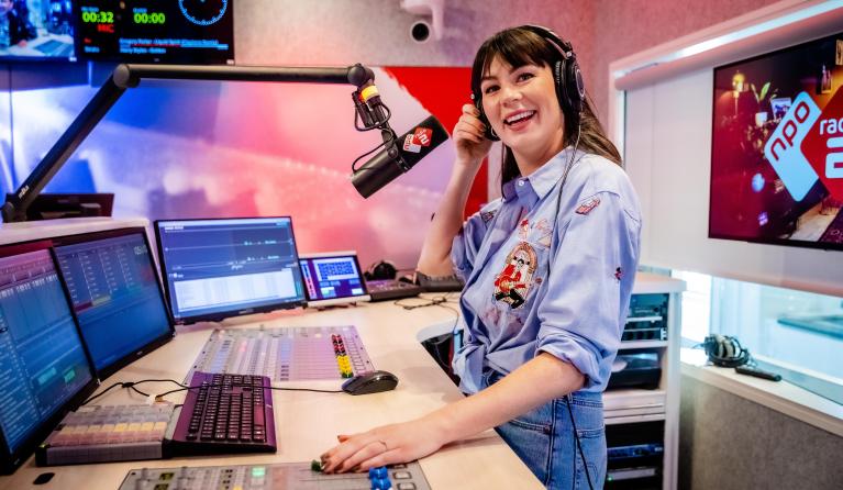 Emmely de Wilt in de radiostudio