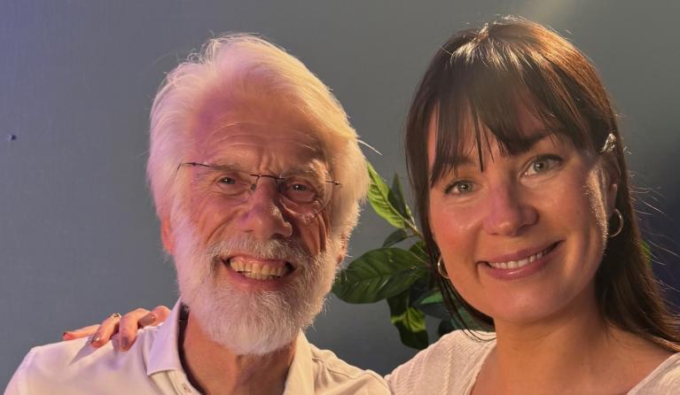 Emmely de Wilt en Erik Scherder staan arm-in-arm en lachen naar de camera