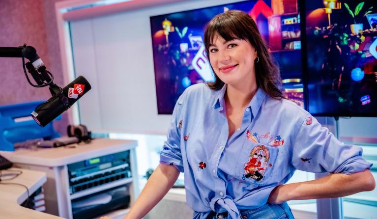 Presentator Emmely de Wilt in de radiostudio