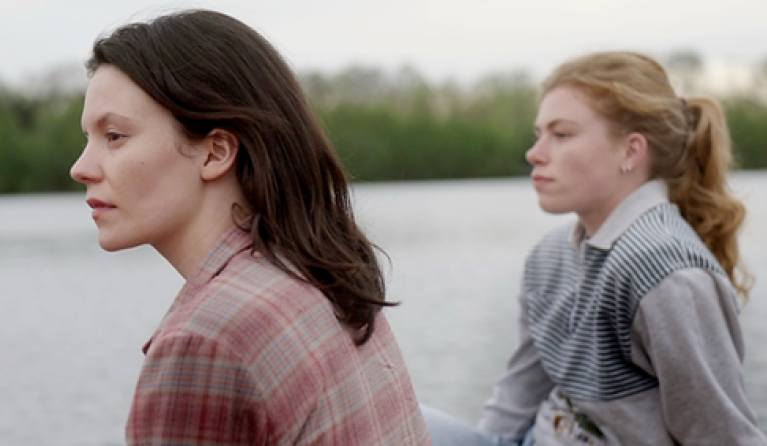 Jade en Kaitlynn in En we vliegen door de dagen