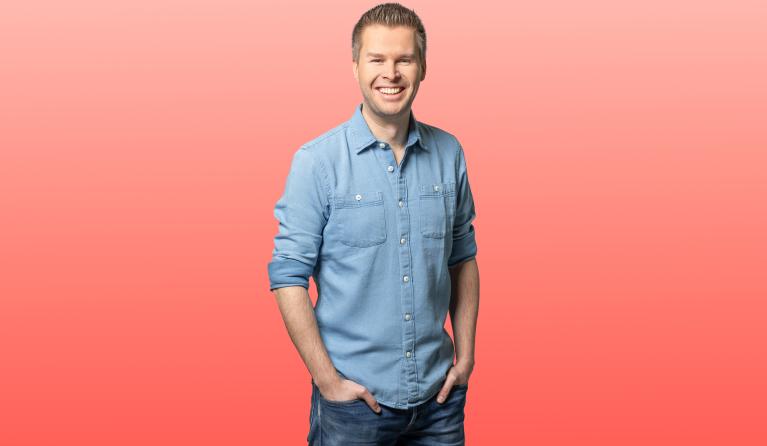 Evert Duipmans poseert voor een roze achtergrond