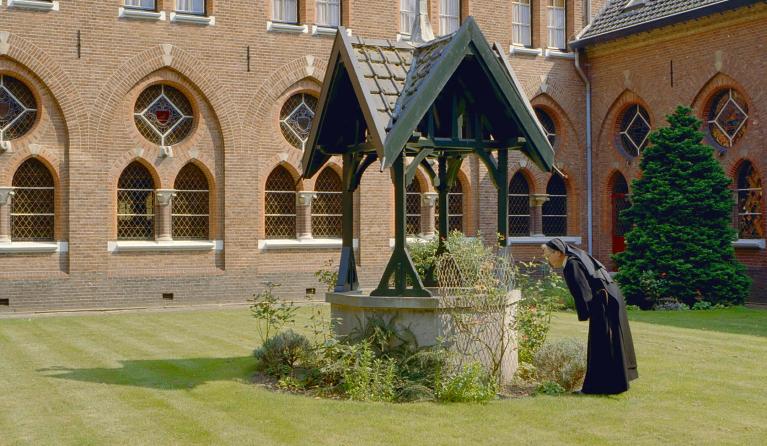 Onze Lieve Vrouwe Abdij, Oosterhout: Exterieur centrale binnenplaats met waterput; © Rijksdienst voor het Cultureel Erfgoed