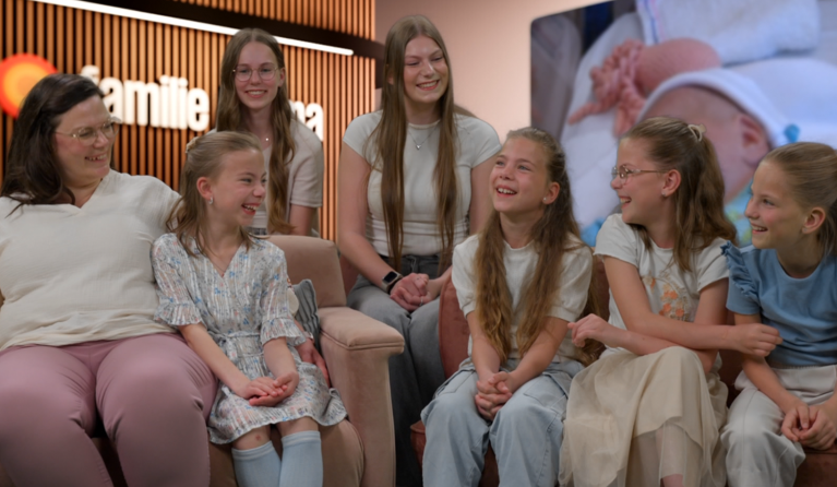 een vrouw met zes dochters
