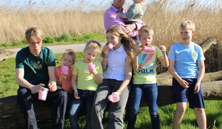 De familie Blom eet een roze suikerspin