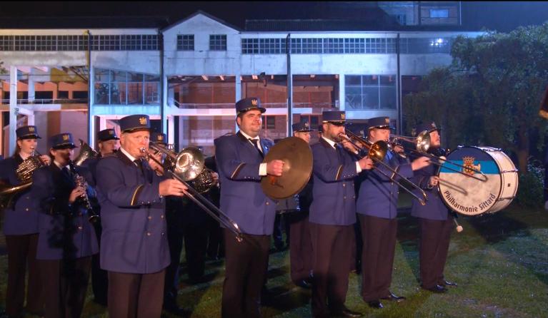 De fanfare in Dagboek van een herdershond live