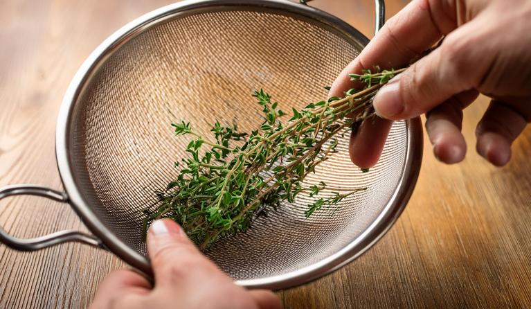 handige hack tijmblaadjes plukken kruiden plukken