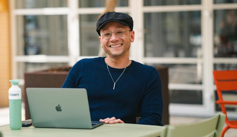 Een medewerker van KRO-NCRV