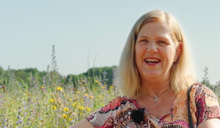 Een lachende vrouw op een bankje