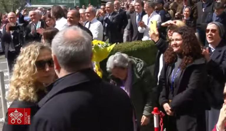 Carmela, la “signora coi fiori gialli”