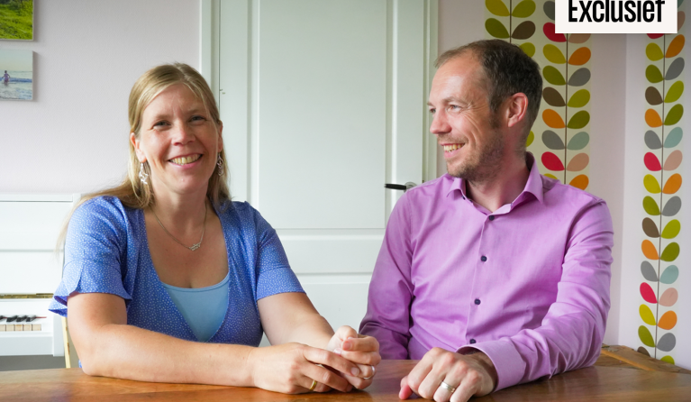 Een vrouw en een man aan tafel