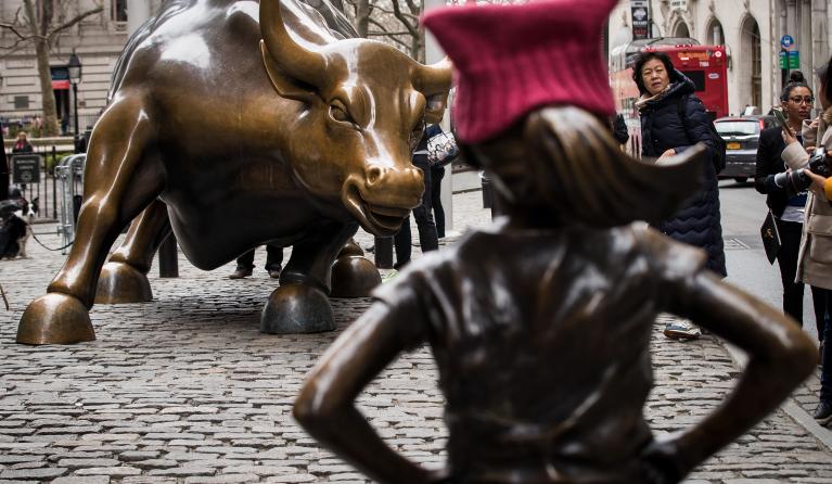 Het 'Fearless Girl'-standbeeld staat recht tegenover het iconische standbeeld van een stier op Wall Street
