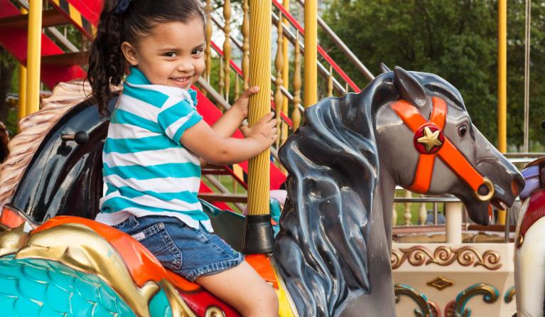 Meisje in een carrousel