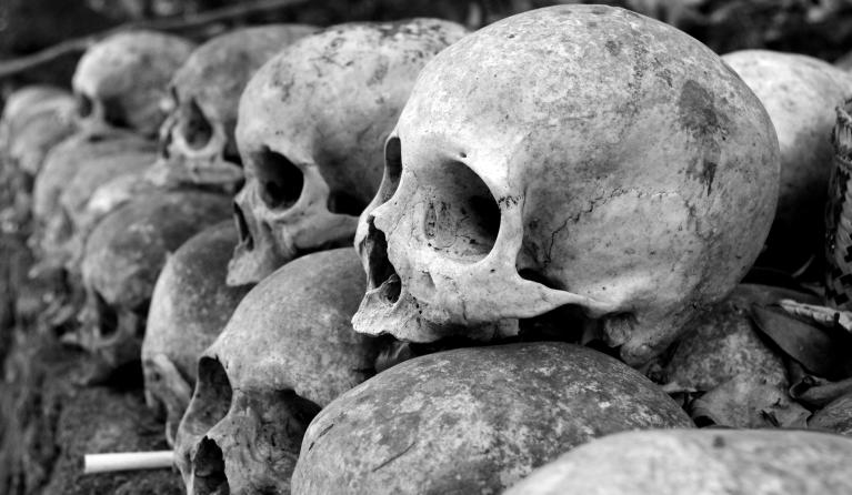 skeletten op de grond gestapeld