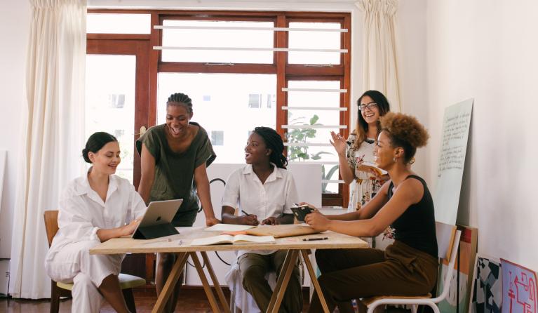 Groep vrouwen in vergadering