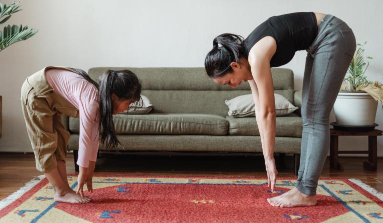 moeder en dochter aan de yoga