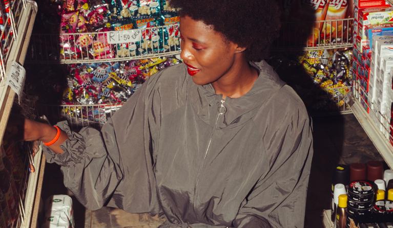 vrouw in een supermarkt op haar hurken