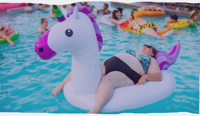 Vrouw met overgewicht in zwembad