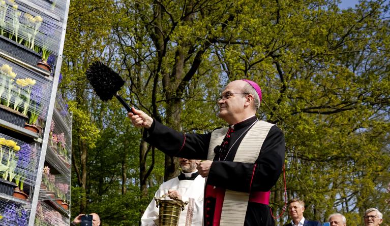 Bisschop van Rotterdam Hans van den Hende zegent bloemen in de Keukenhof, voordat deze vertrekken naar het Vaticaan. Paus Franciscus zal tijdens het uitspreken van de traditionele zegen Urbi et Orbi vanaf het balkon van de Sint-Pietersbasiliek omringd worden door de Nederlandse bloemen. ANP ROBIN VAN LONKHUIJSEN