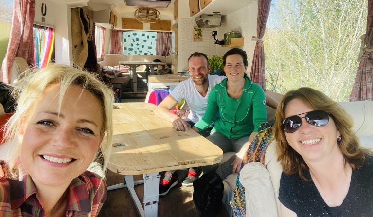 Boerin Agnes en Albert in de camper