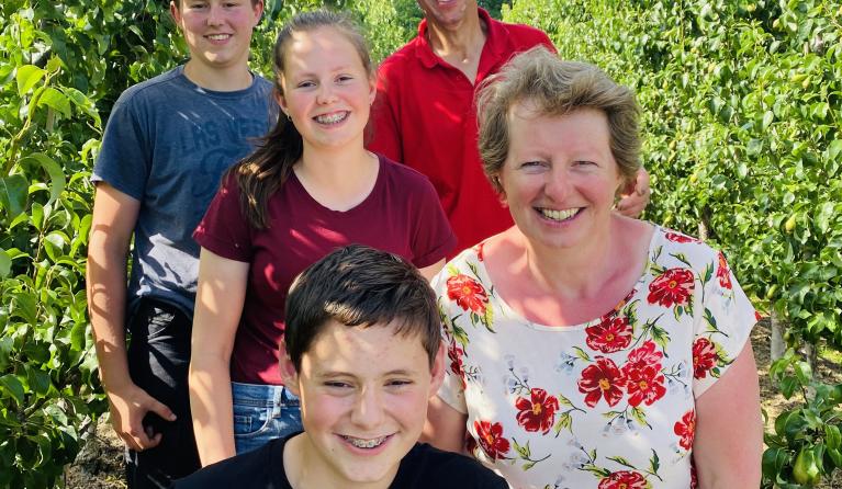 Fruittelers Izaäk en Jantine met hun kinderen