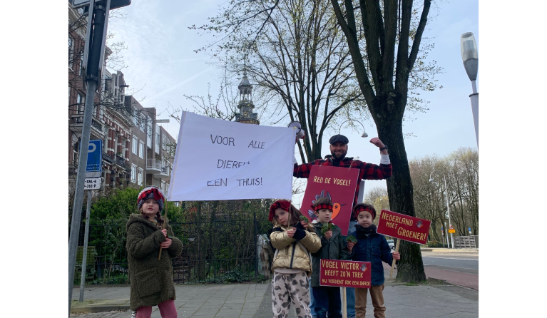 Boswachter Tim staat buiten met kindjes op de stoep