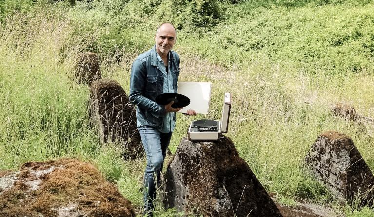 Leo blokhuis in het bos met een platenspeler