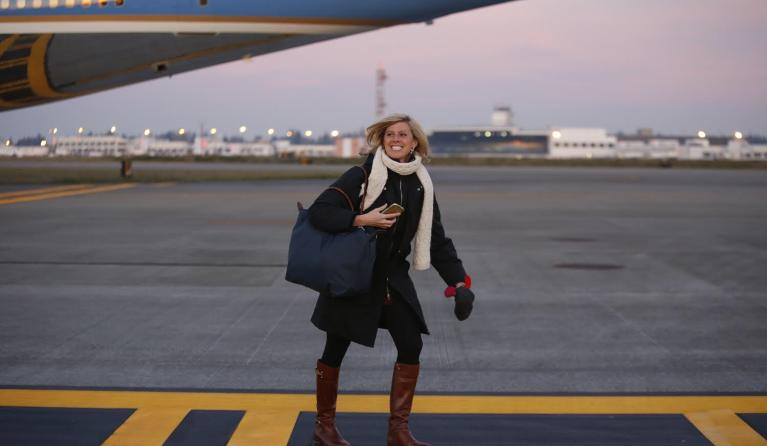 Beck Dorey-Stein staat naast Aire Force One