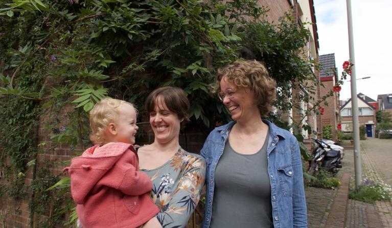 Twee vrouwen met hun dochter