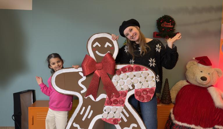 Vrouw met kind en groot knutselwerk