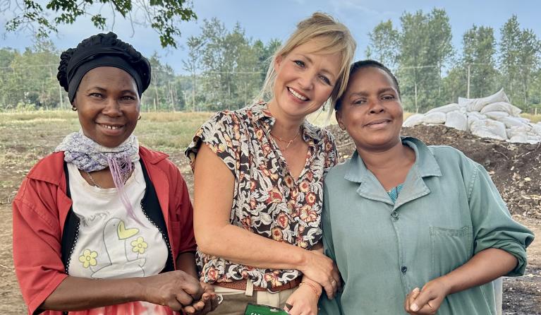 drie vrouwen planten zaden