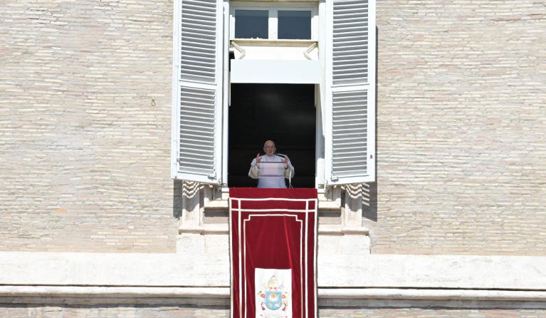 Pope Francis addresses the crowd from the window of the apostolic palace overlooking St. Peter's square during the weekly Angelus prayer on September 24, 2023 in The Vatican.  Tiziana FABI / AFP