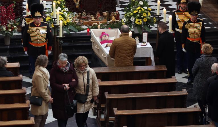 Belangstellenden kunnen in de Caroluskapel afscheid nemen van oud-bisschop Harrie Smeets van Roermond. Smeets overleed op 63-jarige leeftijd aan de gevolgen van een hersentumor. 