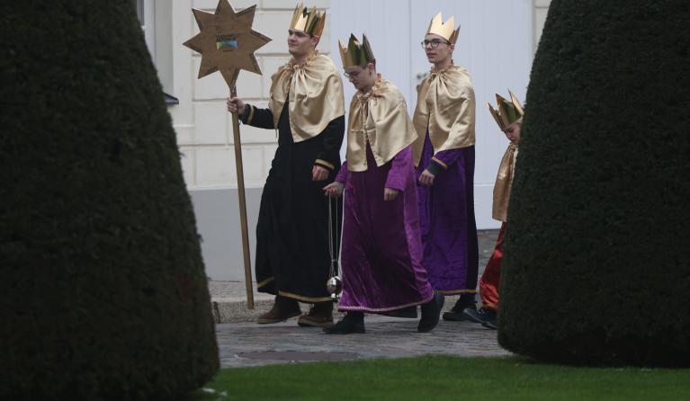 German President Frank-Walter Steinmeier (3-L) and his wife Elke Buedenbender (L) welcome a group of carol singer children at Bellevue Palace in Berlin, Germany, 06 January 2024. Children disguised as the Magi traditionally pay a visit to the German president's residency and collect donations for the needy on Epiphany (Three Kings). EPA/CLEMENS BILAN