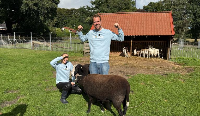 Man en vrouw op kinderboerderij
