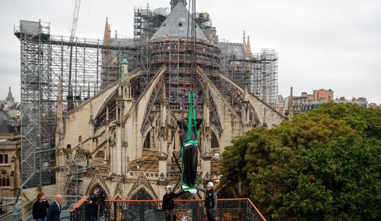 Standbeeld voor groot gebouw