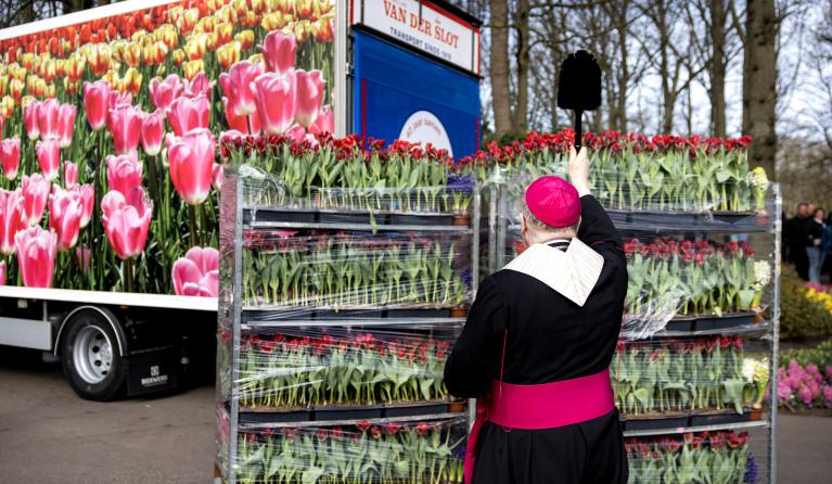 Johannes van den Hende, de bisschop van Rotterdam, zegent de bloemen die uitgekozen zijn voor de Paasviering op het Sint-Pietersplein in Rome. Voor de 40e keer levert Nederland de bloemen die het plein zullen decoreren. RAMON VAN FLYMEN / ANP