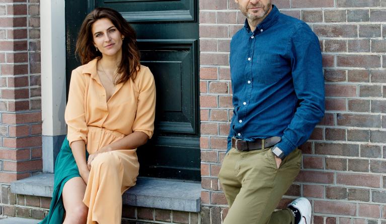 teun en anna poseren voor een stenen muur