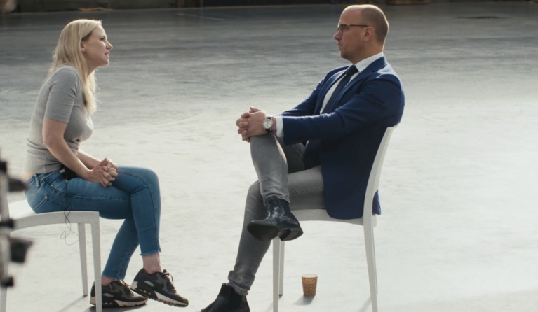Jessica Villerius en Jaap Willem Roozemond - Mallorca: de nacht en de nasleep Man en vrouw zitten op stoelen